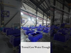 Σθεναρή μπλε δεξαμενή για τα βοοειδή